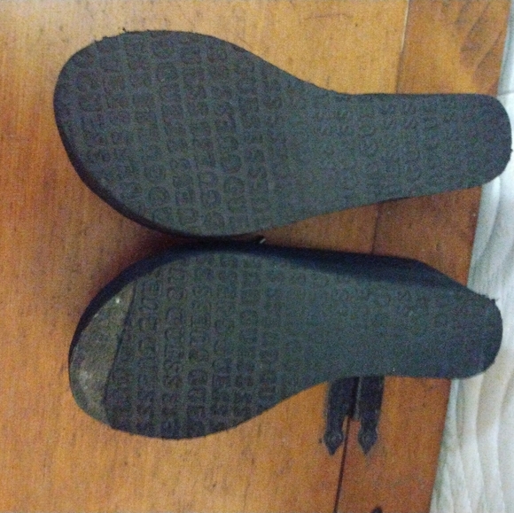 Guess Black with gold and rhinestones platform flip flops - Picture 9 of 10